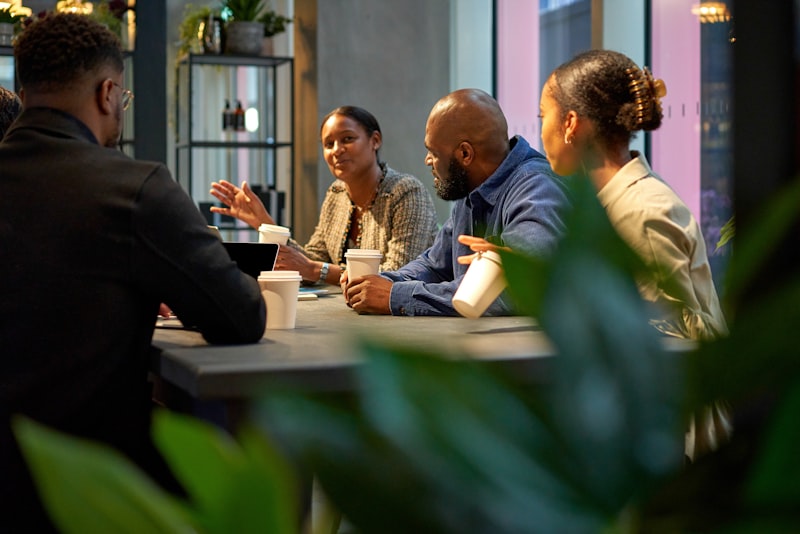 Groep mensen in overleg bij een verenigingsbijeenkomst